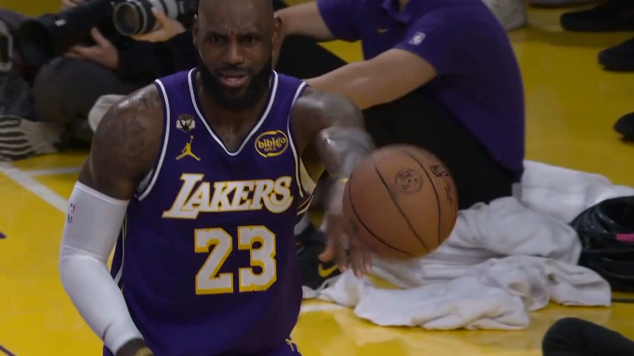 2026世界杯注册-吓人啊！詹姆斯关键发球竟然失误了 埃奇库姆三分真进啊！！